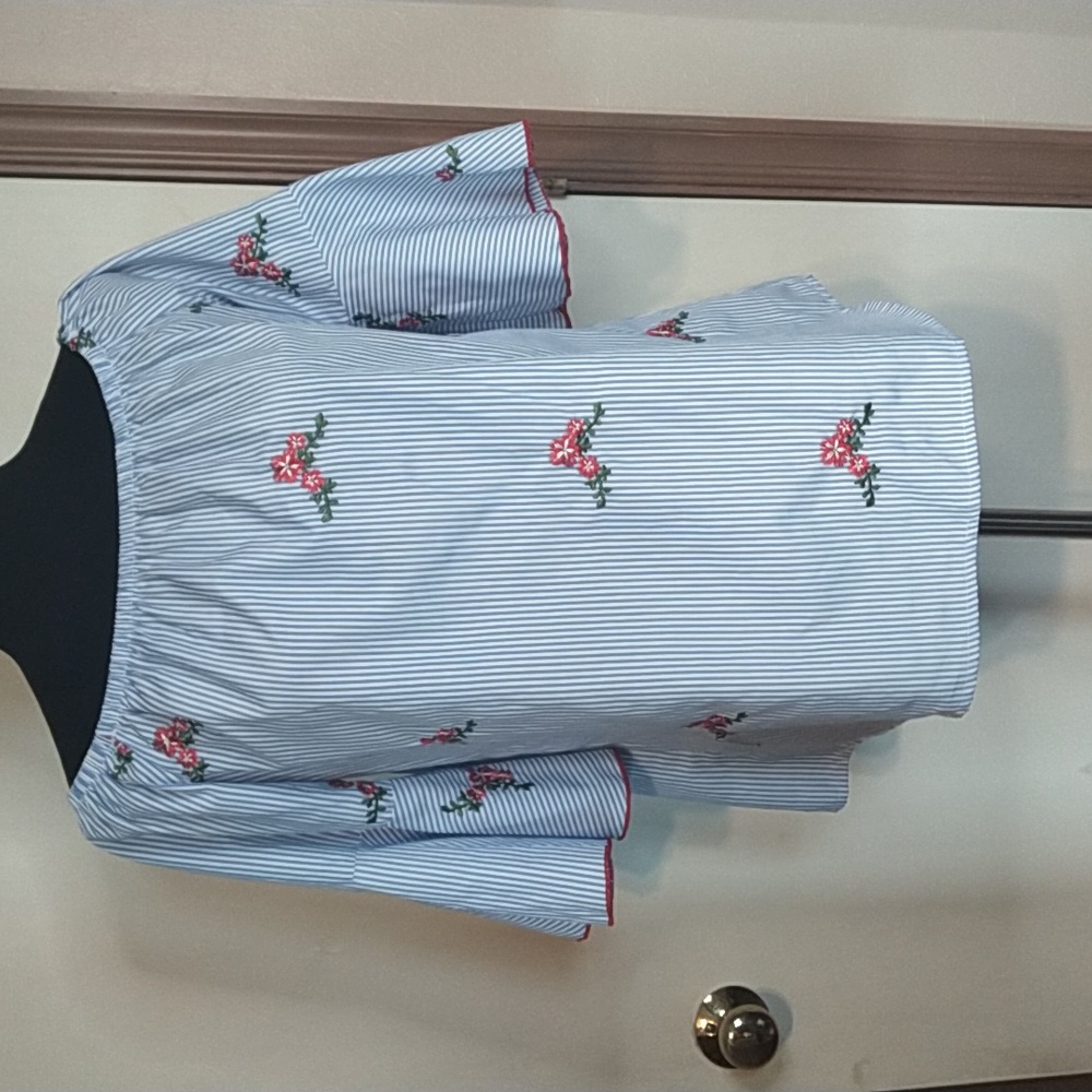 Crece ladies blouse size M. Blue and white with embroidery roses.